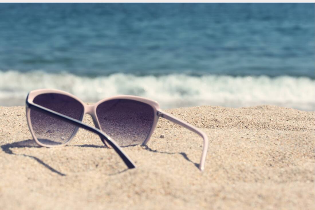 occhiali in spiaggia